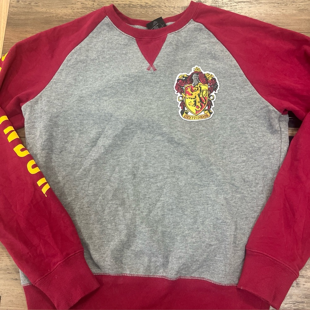 Universal Studios Wizarding World of Harry Potter Gryffindor Sweater Sz M